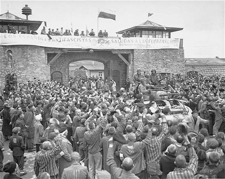 Els supervivents del camp de concentració de Mauthausen aclamen els soldats de la Segona Divisió del Tercer Exèrcit nord-americà.